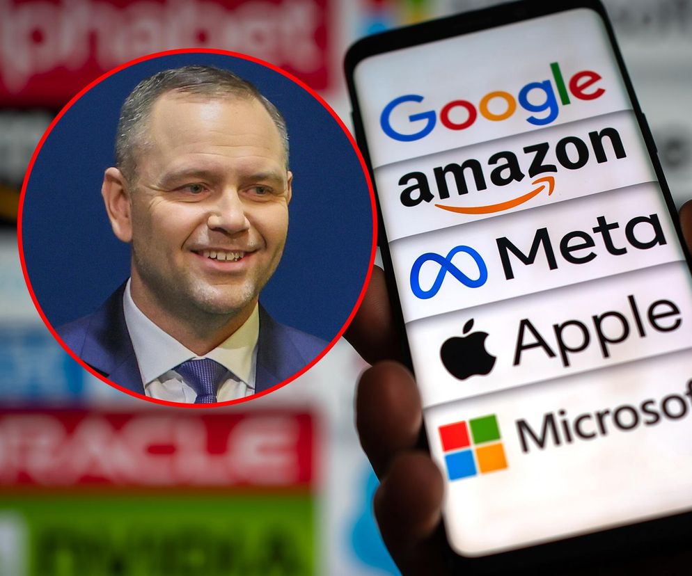 Prezydent Karol Nawrocki na zdjęciu w garniturze z krawatem, uśmiechnięty, na tle rozmytych logo firm technologicznych. Obok dłoń trzyma smartfon z logo Google, Amazon, Meta, Apple, Microsoft, symbolizujący big techy i kontekst podatku cyfrowego, o którym przeczytasz na Super Biznes.