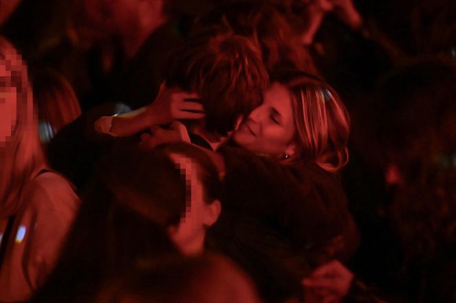 Maciej Musiał całował ukochaną na balkonie