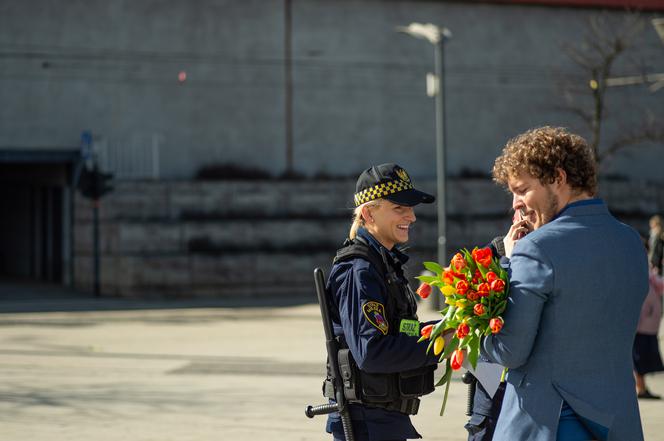 Tysiące krakowianek obdarowanych tulipanami na rondzie Mogilskim [ZDJĘCIA]