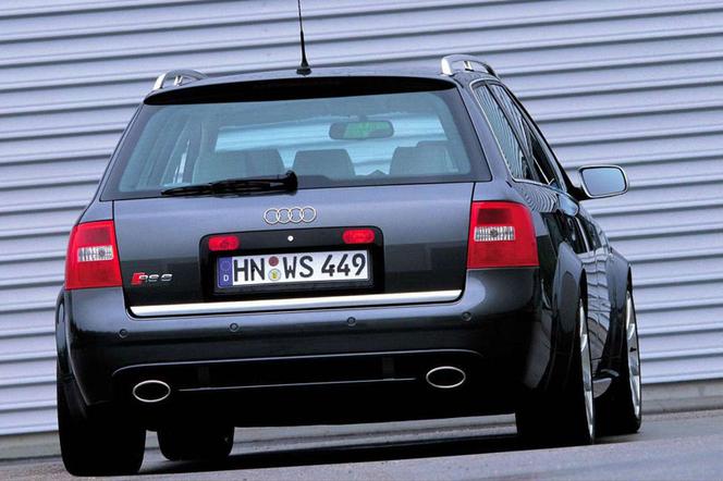 Rozbił mocne Audi RS6 Avant na płocie