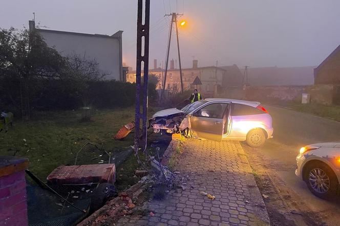 W Zaborowicach w pow. rawickim kierowca wjechał samochodem w słup