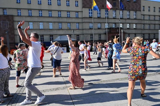 "Rudzko Potańcówka - jako bywało", czyli taneczne rytmy na rynku w Rudzie Śląskiej