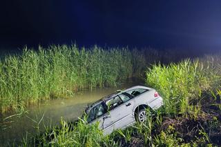 Z wody wystawały tylko koła