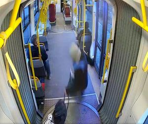Szokujące sceny z tramwaju w Warszawie. Opublikowano właśnie nagranie. „Trzymaj się mocno”