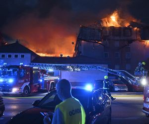 Pożar w Ząbkach. Pierwsze informacje o rannych. Strażak trafił do szpitala