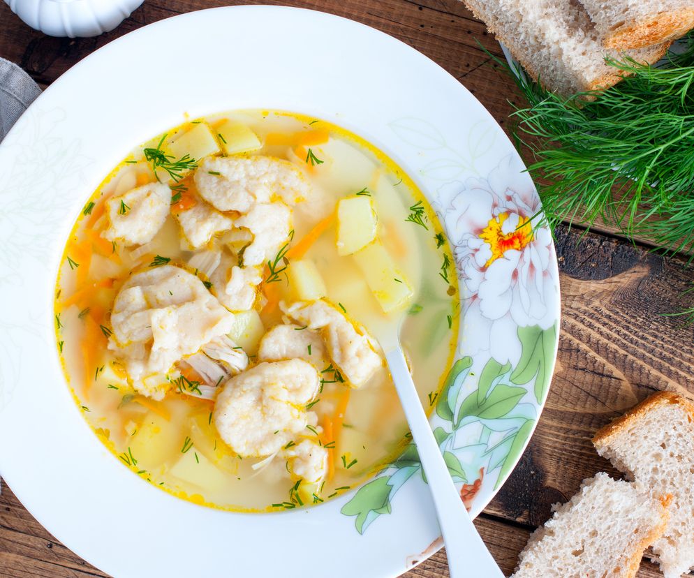 Zupa rosołowa z kluskami kładzionymi: łatwy patent na smaczny obiad