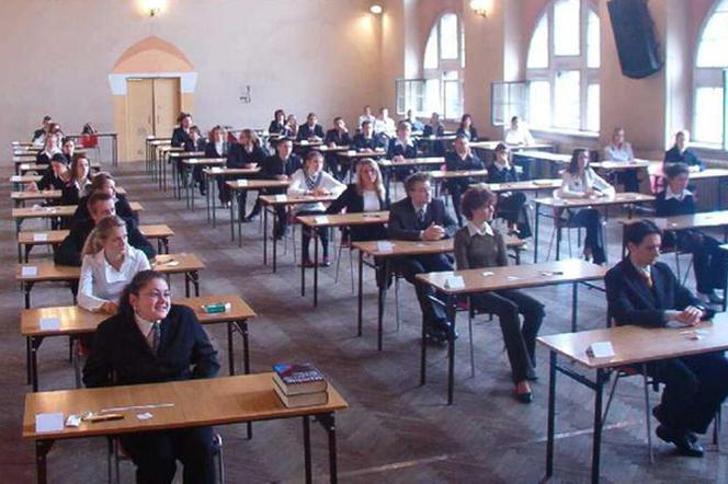 Maturzyści podczas egzaminu