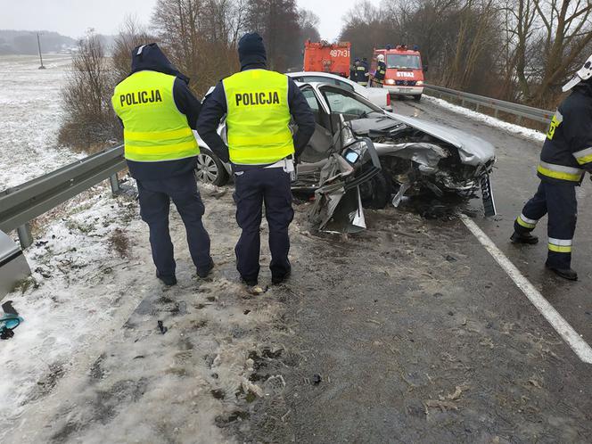 DW 670. Bieniowce - Dąbrowa Białostocka. Wypadek na DW 670. Czołowe zderzenie audi z volkswagenem. Trzy osoby w szpitalu [ZDJĘCIA]