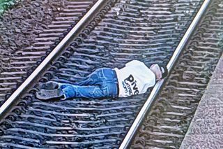 Chwile grozy w Trójmieście. Mężczyzna leżał na torach. Trzeba było wstrzymać ruch pociągów!