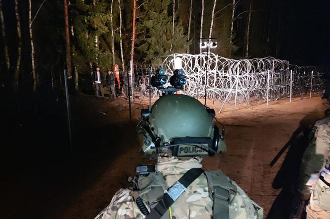 Dwóch polskich żołnierzy rannych po ataku migrantów na granicę