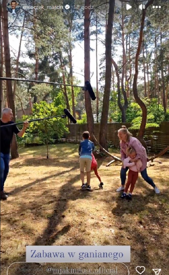 M jak miłość po wakacjach 2023. Nowa niania, Misiek (Aleksander Bożyk), bliźniaczki Emilka (Julia Kempka), Zuzia (Marcelina Kempka) na planie