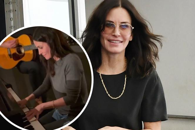 Courteney Cox gra na pianinie piosenkę z Friends