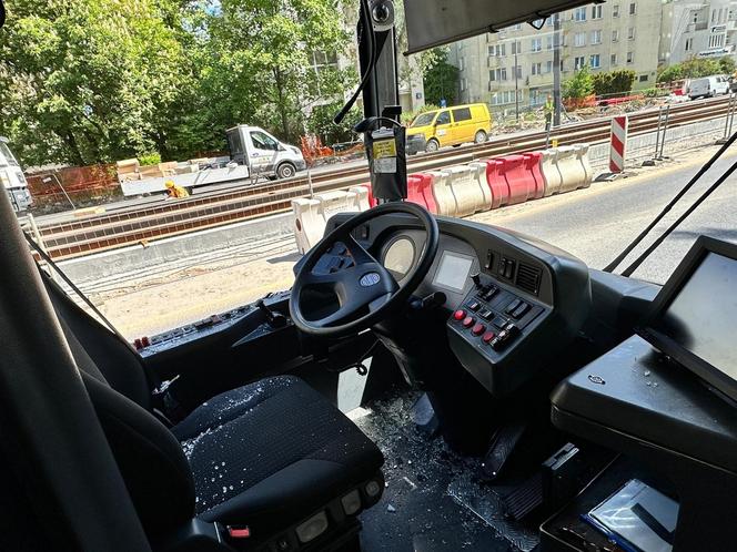 Część ciężarówki wpadła do autobusu. Ranna kierująca autobusem miejskim