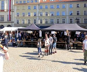 Gitarowy Rekord Świata 2024 we Wrocławiu rozpoczęty! Tak od samego rana wygląda teraz Rynek 