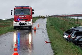 Groźny wypadek pod Tarnowem. Osobówka wypadła z drogi i wylądowała w rowie