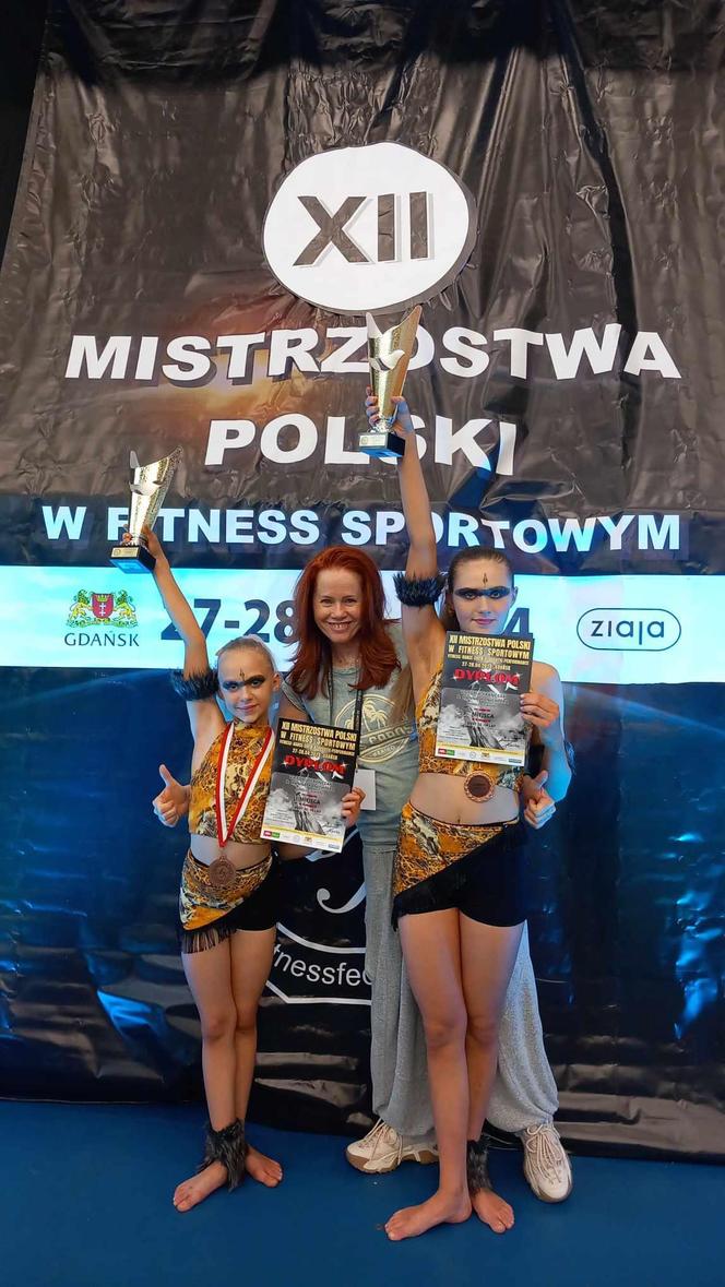 Worek medali dla zawodników Uczniowskiego Klubu Sportowego Akrofitness Szczecinek