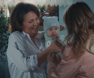 M jak miłość odc. 1881. Franka (Dominika Kachlik), Marysia (Małgorzata Pieńkowska), Antoś (Mark Myronenko)