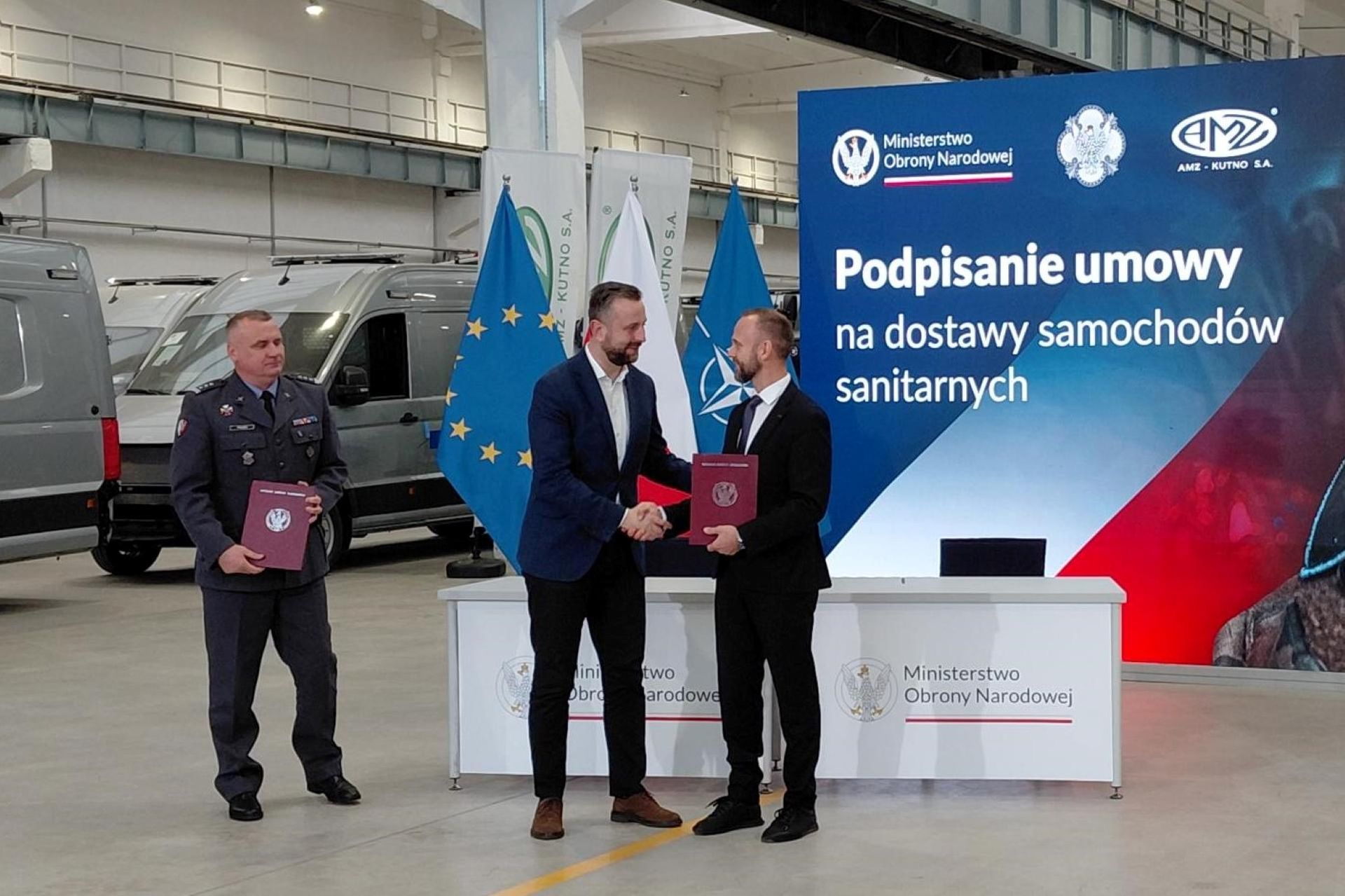 Umowa AMZ Kutno - Ambulansy wielonoszowe 4x4
