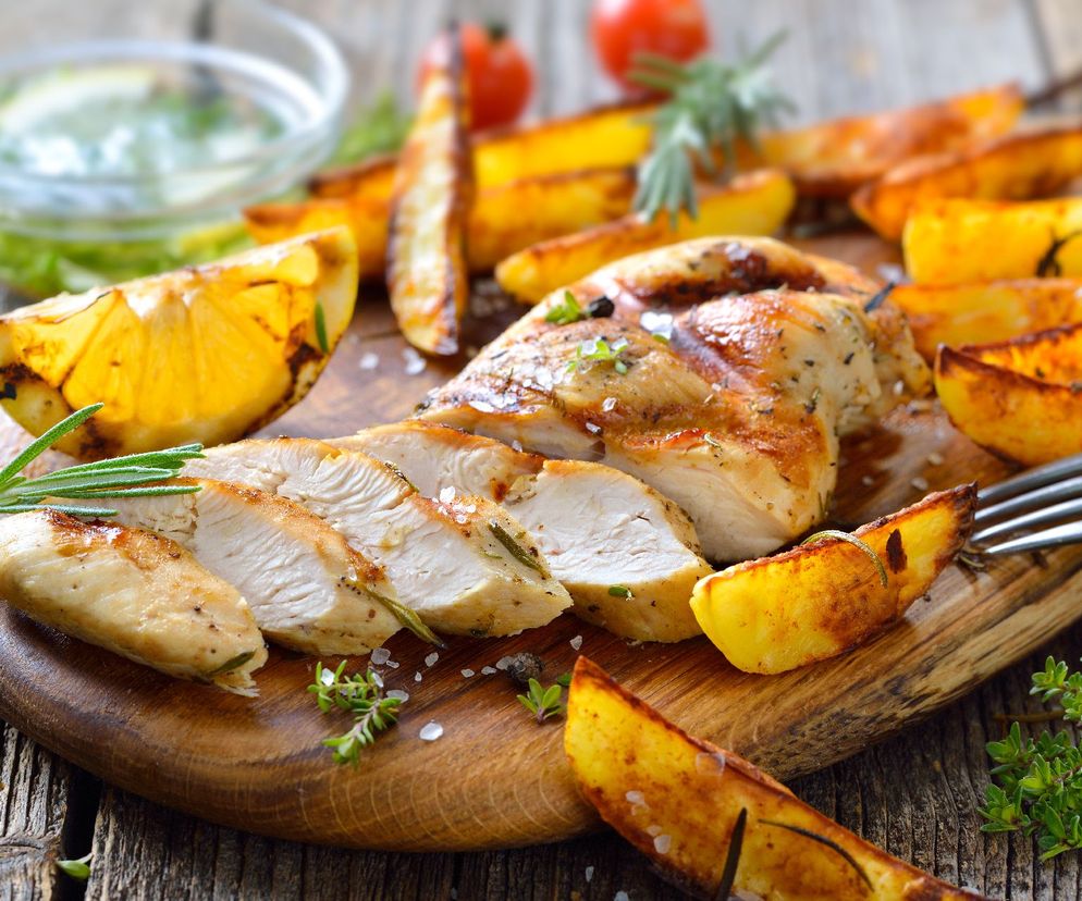 Pierś z kurczaka w rękawie - pieczona z młodymi ziemniaczkami