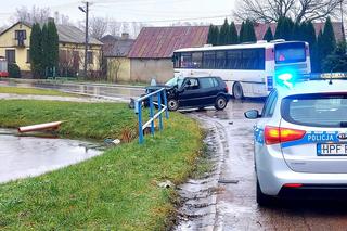 Zderzenie autobusu z dziećmi z volkswagenem! Fatalny wypadek pod Rawą Mazowiecką [ZDJĘCIA]. 