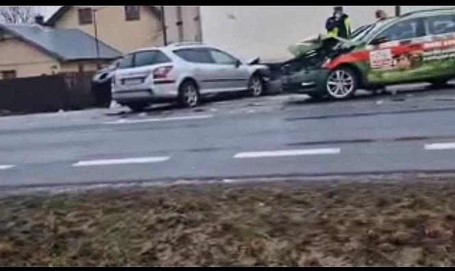 W karambolu na DK2 uczestniczyła ciężarówka i pięć aut osobowych