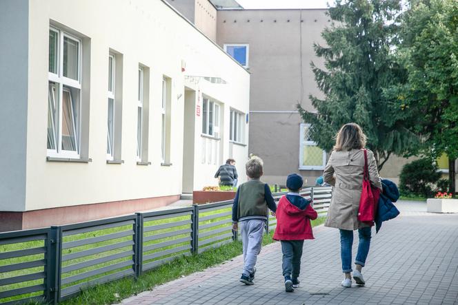 Dzieci w drodze do szkoły