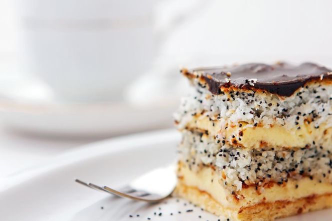 Przepis na makową krajankę jest prosty, a efekt zaskakujący. Jedno z tych ciast, które znika ze stołu w mgnieniu oka