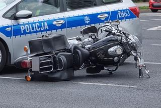 Zmiótł seatem motocyklistę. Koszmarny wypadek na Pradze