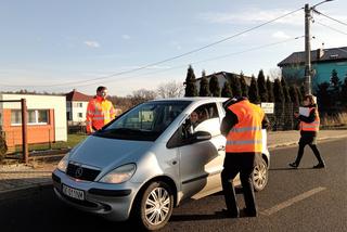 Kolejarze apelują: uważajmy na przejazdach. Rozdali też specjalne naklejki 