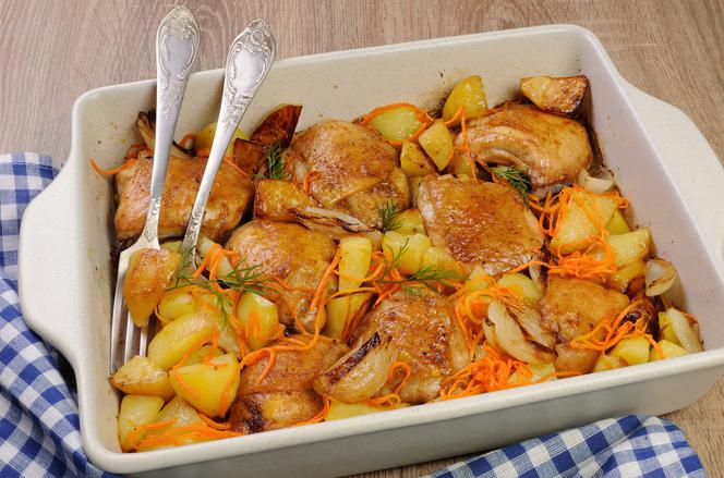 Przepyszne udka kurczaka pieczone z ziemniakami i warzywami: minimum pracy, maksimum smaku