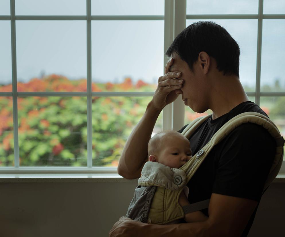 Baby blues może dotknąć zarówno matkę jak i ojca. Jak pokazują badania – to powszechne zjawisko