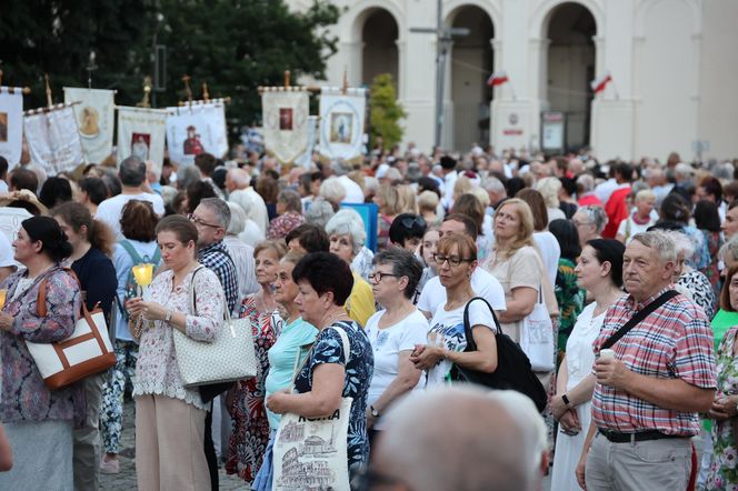 76. rocznica Cudu Lubelskiego. Procesja różańcowa w centrum Lublina