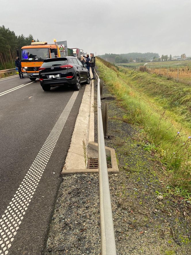 Wypadek między rondami w Lesznie. Zderzyły się dwie osobówki