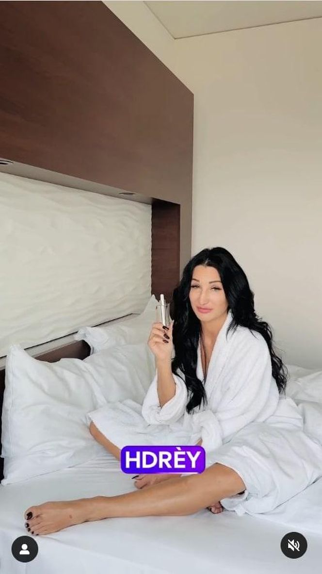 Justyna Steczkowska chwali się nagraniem z łóżka. Jej ciało zakrywa tylko szlafrok!