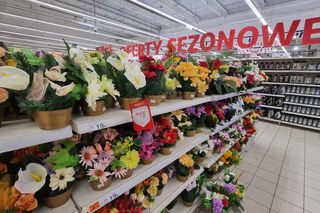 Auchan w Poznaniu: ceny zniczy przed Wszystkimi Świętymi 