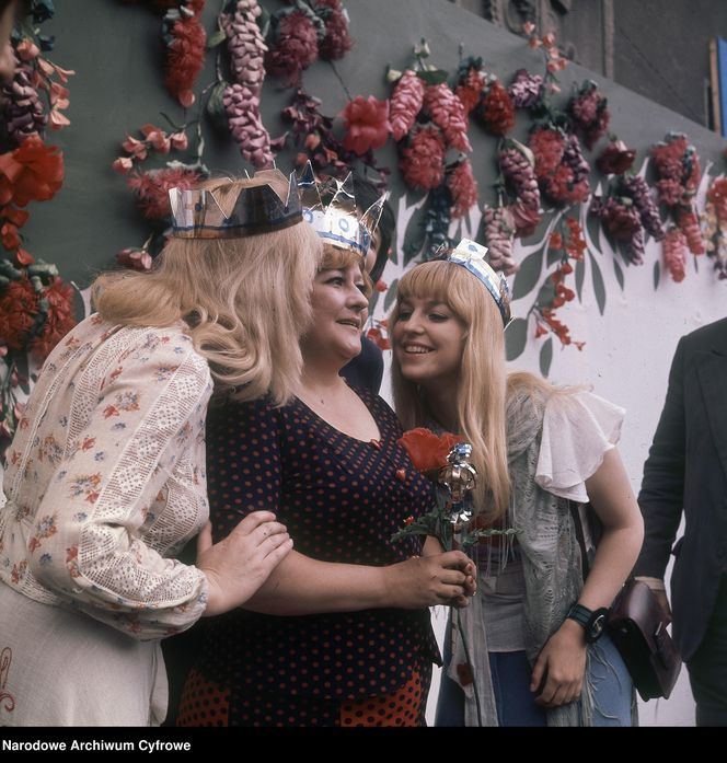 Przyznanie nagrody "Miss Obiektywu" Danucie Rinn na XII Krajowym Festiwalu Piosenki Polskiej w Opolu, 1974