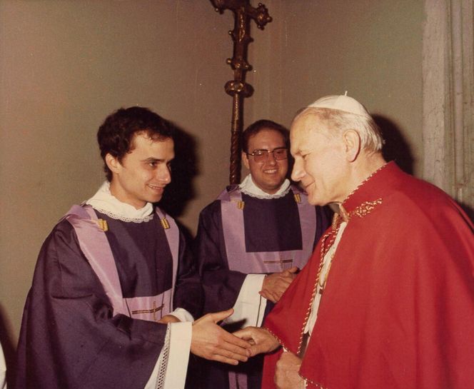  Zdjęcie Leona XIV z Janem Pawłem II. Tak wyglądał nowy papież w młodości poznał go w 1982