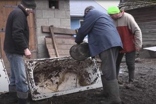 Rolnicy. Podlasie. Straszne błoto u Gienka i Andrzeja z Plutycz. Ujawniamy prawdę o tym, co tam się dzieje