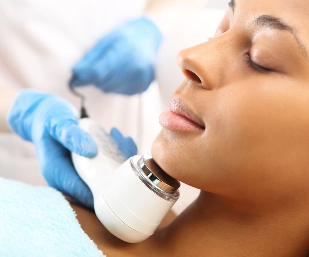 Nowoczesne zabiegi na twarz pozwalają na poprawienie owalu twarzy, ujędrnienie skóry i usunięcie przebarwień.