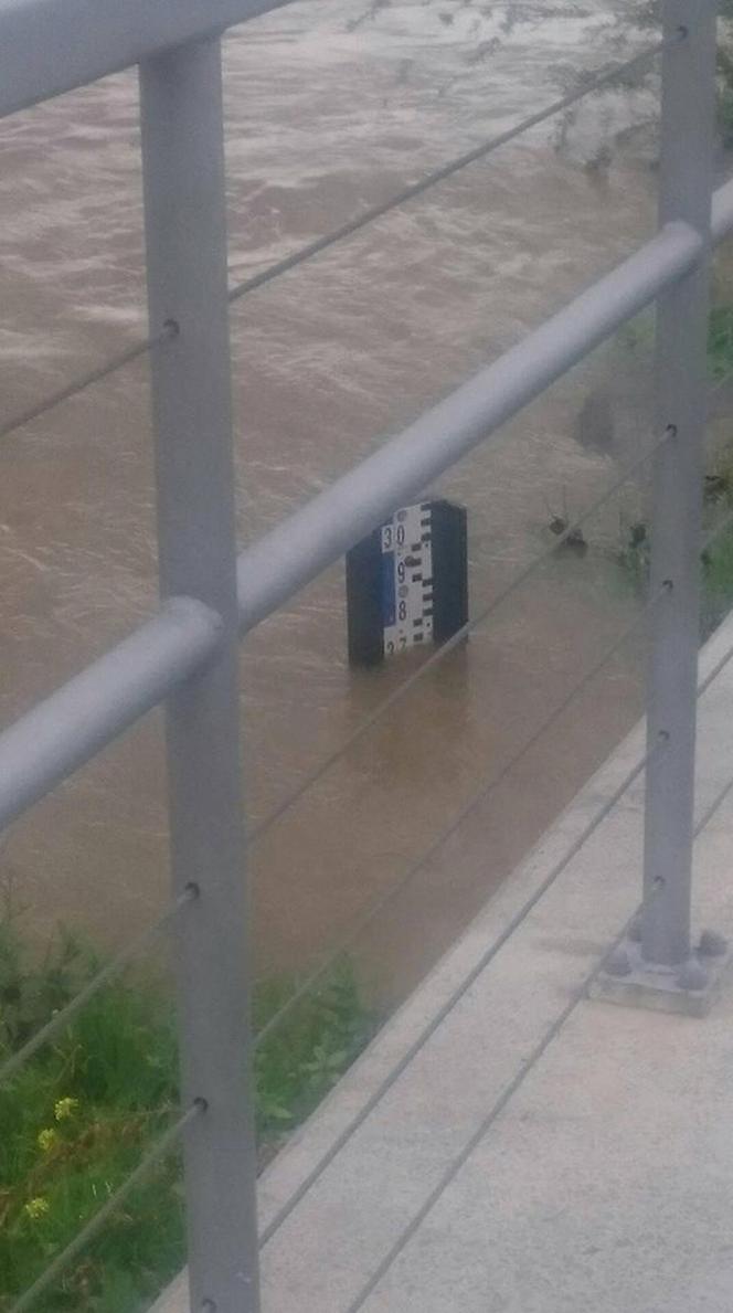 Rzeki w Śląskiem przekroczyły stany alarmowe! Dramatyczna sytuacja na południu województwa [ZDJĘCIA]