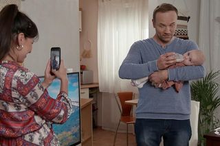 Pierwsza miłość odc. 4031. Janek (Maciej Mikołajczyk), Lilka (Sylwia Sokołowska), ich córka Pola