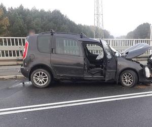 Potworny wypadek dwóch aut osobowych pod Mławą. Czołowo zderzyły się dwie skody. Trzy osoby ranne