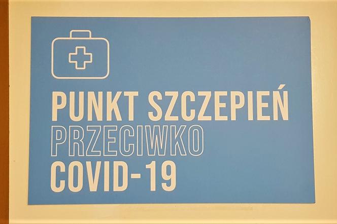 Kolejka po szczepionkę. W szpitalu w Bełchatowie ruszyły szczepienia przeciwko COVID-19