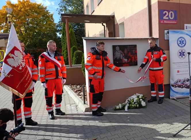 Biała Podlaska. Odsłonięcie tablicy poświęconej ratownikowi medycznemu. 64-latek został śmiertelnie dźgnięty nożem na służbie [ZDJĘCIA]