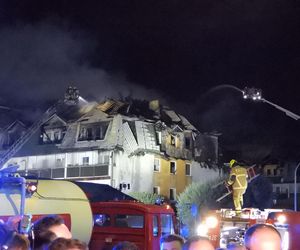 Pożar w Ząbkach. Strażacy przeszukują pogorzelisko