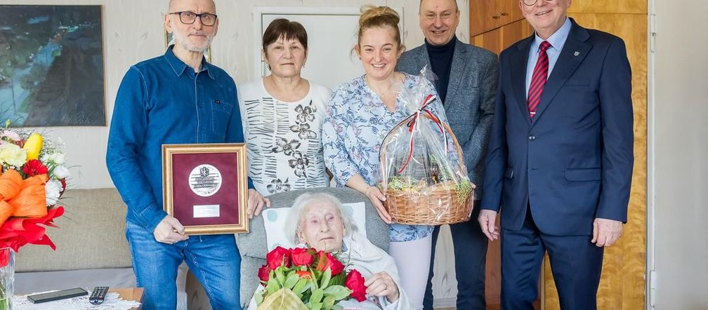 68 lat małżeństwa i ogród pełen radości! Pani Regina świętuje 100. urodziny