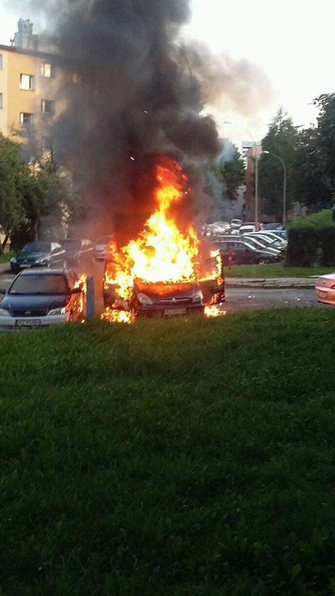 Pożar dwóch samochodów na Kopczyńskiego w Rzeszowie