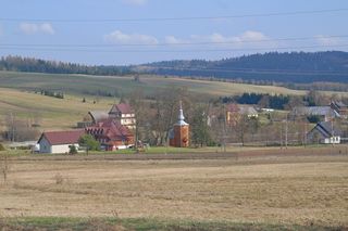 Ta małopolska wieś należała do biskupów. Kiedyś mieszkali w niej Łemkowie