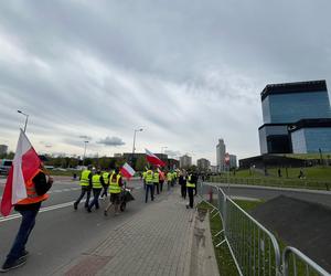 Rolnicy wjechali z gnojem na Europejski Kongres Gospodarczy w Katowicach. Protest przeciwko Zielonemu Ładowi