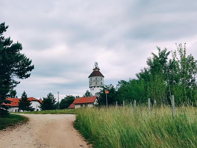 Prawie jak dom Muminków. Zabytkowa wieża na Mazurach zachwyca